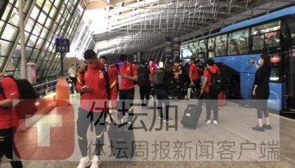 百度体育nba-【手记】李铁再次让出公务舱 球迷空姐为国足送祝福