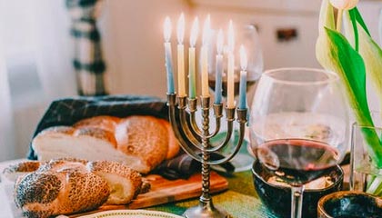 记者：德容和孔德今日被队友夹道欢迎，莱万将随队出战莱万特